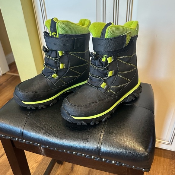 Kids Black and Green Shoes - Picture 3 of 4